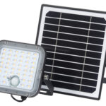 Solarbetriebene Flutlichter aufgetrennt zwischen Fluter und externem Solar Panel. Verbunden durch ein Kabel