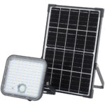 Solarbetriebene Flutlichter aufgetrennt zwischen Fluter und externem Solar Panel. Verbunden durch ein Kabel